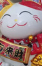 吉貓堂招財貓擺件開(kāi)業(yè)大號自動(dòng)搖手店鋪前臺家居客廳裝飾發(fā)財貓送禮禮品 32CM高【我為財運舉大旗】當次日達 【禮盒+坐墊+圍脖】電池插電兩用 曬單實(shí)拍圖