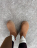 UGG秋季女士時(shí)尚舒適圓頭保暖厚底休閑經(jīng)典迷你短靴雪地靴1168170 CHE | 栗色 36 尺碼偏大，建議拍小一碼 曬單實(shí)拍圖