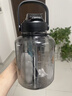 SZTAA水杯大容量耐高溫噸頓桶噸頓杯男女戶(hù)外運動(dòng)健身水壺塑料杯飲水壺 暮冬黑-可背可提-加厚款1.8L 曬單實(shí)拍圖
