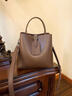 ANYSMIC包包女包輕奢侈大牌高端品牌女士包2026新款水桶包斜挎包單肩包 咖啡色 曬單實(shí)拍圖