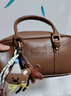 GIOIO日本進(jìn)口品質(zhì)miu家手提保齡球包包女秋冬2025新款復古通勤枕頭包 帶掛件棕色 曬單實(shí)拍圖