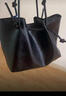 心楠2025新款黑色皮質(zhì)包包高級感大容量托特包女時(shí)尚單肩包手拎通勤包 黑色復古綁帶托特包【無(wú)掛件】 曬單實(shí)拍圖