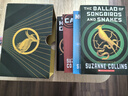 饑餓游戲四部曲盒裝4冊 The Hunger Games 英文原版 電影原著(zhù)小說(shuō)鳴鳥(niǎo)與蛇之歌 嘲笑鳥(niǎo) 星火燎原經(jīng)典科幻小說(shuō) 藍思800-920L 曬單實(shí)拍圖