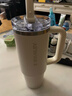 STANLEY保溫杯水杯巨無(wú)霸吸管杯PRO大容量杯子保溫保冷車(chē)載居家男女禮物 【熱賣(mài)T0P2】米白色- 887ml 曬單實(shí)拍圖