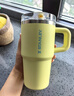 STANLEY保溫杯水杯巨無(wú)霸吸管杯PRO大容量杯子保溫保冷車(chē)載辦公男女禮物 【煥彩Q萌】柚黃- 591ml 曬單實(shí)拍圖