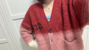 Fabrique 竹馬踏春櫻桃紅漸變毛領(lǐng)針織開(kāi)衫 紅色 S /P 曬單實(shí)拍圖