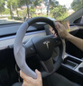 YZ適用tesla特斯拉YL/MY/M3方向盤(pán)套把超薄吸汗車(chē)內裝飾改裝丫配件 煥新版YL/MY/M3鹿皮絨方向盤(pán)套-黑色 曬單實(shí)拍圖