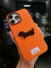 鑒百伊 新年款復古波點(diǎn)狗狗貼飾適用iPhone17promax蘋(píng)果16pro手機殼15毛球掛飾14promax新款13全包防摔 橙色貼飾單殼+毛球掛飾 iPhone 16 曬單實(shí)拍圖