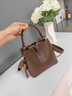 Marie Claire【明星推薦】輕奢包包女包2026單肩包斜挎水桶包送老婆情人節禮物 咖色 現貨 萌熊掛件   送品牌口紅 曬單實(shí)拍圖