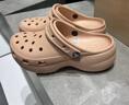 CROCS卡駱馳厚底云朵洞洞鞋|206750 焦糖粉-7AF 36/37(230mm) 曬單實(shí)拍圖