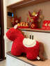 嬰果小島2026馬年吉祥物玩偶毛絨玩具抱枕沙發(fā)靠墊可愛(ài)小紅馬公仔新年禮物 中國紅·小馬抱枕 55*40CM 曬單實(shí)拍圖