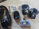 大疆 DJI Mic Mini 迷你無(wú)線(xiàn)高品音質(zhì)降噪領(lǐng)夾麥克風(fēng)【安卓+蘋(píng)果15/16/17系列】手機版 一拖二 曬單實(shí)拍圖