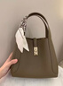 百麗女包真皮菜籃子包緞面絲巾通勤單肩斜挎手提包 淺灰 F 曬單實(shí)拍圖