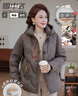 雪中飛冬季媽媽裝羽絨服女士短款加厚新款中老年國風(fēng)大碼洋氣外套 高級灰 【新國風(fēng)設計】 4XL (185) 建議135-150斤 曬單實(shí)拍圖