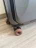 袋鼠（KANGAROO）小型行李箱登機箱可上飛機前開(kāi)蓋拉桿箱免托運男女士旅行箱密碼箱 灰色【前開(kāi)蓋深倉款+彈珠剎車(chē)輪+帶擴容】 18英寸 【帶杯架+TSA海關(guān)鎖+桃皮絨干濕分離內里】 曬單實(shí)拍圖