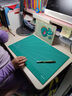 得力(deli)A3耐用PVC切割墊板桌墊/鼠標墊/書(shū)寫(xiě)墊 大號可水洗手工桌面刻板裁紙美工墊 綠色78401 曬單實(shí)拍圖