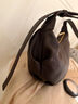 南風(fēng)Chio2nd頭層牛皮吟游旅人牛角包包女款2026新款高級感單肩斜挎包 烏木色 曬單實(shí)拍圖