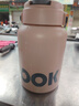 316不銹鋼大肚保溫杯時(shí)尚簡(jiǎn)約運動(dòng)水壺大容量彈蓋吸管水杯帶背帶 砂粉色1100ml 曬單實(shí)拍圖