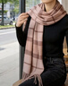 鄂爾多斯1980無(wú)性別粗紡羊絨水紋格披肩男女同款秋冬 杏粉 180cmX70cm 曬單實(shí)拍圖