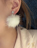芠拉新款圣誕風(fēng)白色毛絨珍珠雪花耳環(huán)洋氣個(gè)性秋冬百搭氣質(zhì)時(shí)尚耳飾女 閃鋯白色毛球吊墜耳釘 曬單實(shí)拍圖
