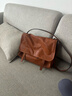 裘真【宋佳同款】植鞣羊皮信使漫郵包松弛大容量通勤休閑郵差包女 焦糖色-中號 曬單實(shí)拍圖