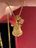 周大福蝴蝶結雪花鈴鐺大版足金黃金吊墜女送禮物EOF2201 新年禮物 約3.85g計價(jià)(工費520) 曬單實(shí)拍圖