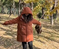 鴨鴨（YAYA）中長(cháng)款羽絨服女2025年新款冬季時(shí)尚復古休閑百搭連帽保暖鴨絨外套 日光橙色 M /160 曬單實(shí)拍圖
