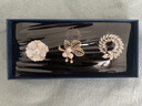 締晶山茶花胸針女生情人節禮物女士貝珠胸花別針扣西服裝徽章防走光 曬單實(shí)拍圖