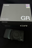 理光（Ricoh） GR4/GRIV 數碼相機 APS-C畫(huà)幅 大底小型便攜 街拍照相機 5軸防抖 黑色 原電套裝 曬單實(shí)拍圖