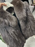 MSBEAST野獸小姐 時(shí)髦疊穿 進(jìn)口藍狐背毛立領(lǐng)豎排皮草馬甲短丨濟州雪境 烏木蜜棕 S 曬單實(shí)拍圖