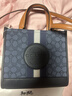 蔻馳（COACH）奧萊女士女包經(jīng)典條紋貼飾DEMPSEY 22號手提托特包單肩斜挎包禮物 IM/丹寧藍色/榛子色 曬單實(shí)拍圖