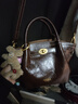 南風(fēng)Chio2nd豌豆包包女款2025新款手提包精致外出小拎包單肩斜挎包 咖色【送小狗掛件*1】 曬單實(shí)拍圖