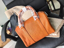 裘真復古枕頭包女士真皮單肩手提斜挎女包植鞣頭層牛皮包小號 焦糖色-小號 曬單實(shí)拍圖