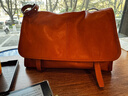 裘真【宋佳同款】植鞣羊皮信使漫郵包松弛大容量通勤休閑郵差包女 焦糖色-大號 曬單實(shí)拍圖