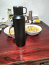 膳魔師（THERMOS）大容量316不銹鋼保溫杯男士高顏值水杯戶(hù)外運動(dòng)水壺一蓋雙飲杯子 膳18黑色1500ML 曬單實(shí)拍圖