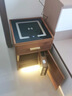 虎牌保險柜家用小型床頭柜智能無(wú)線(xiàn)充電隱形式保險箱高55cm 全鋼防盜保管箱 【爆款】桃木色（無(wú)線(xiàn)充電+三色燈光+USB充電口） WiFi款（遠程解鎖/指/觸控密碼/鑰匙） 曬單實(shí)拍圖