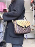 香港正品女包2026新款潮奢侈品通勤百搭復古真皮女士郵差包斜挎包 拼色大號 贈送絲巾 曬單實(shí)拍圖