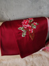 恒源祥2025蘇州蘇繡大披肩長(cháng)款百搭真絲女士圍巾桑蠶絲盤(pán)扣刺繡絲綢絲巾 盤(pán)扣蝶語(yǔ)飛花-酒紅【精品禮盒】 175*45 曬單實(shí)拍圖