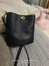 蔻馳（COACH）【禮物】新款女士WILLOW 19號柔軟水桶包純色真皮搭扣斜挎包女包 B4/黑色 曬單實(shí)拍圖