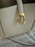 百麗女包真皮菜籃子包緞面絲巾通勤單肩斜挎手提包 白色 F 曬單實(shí)拍圖