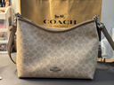 蔻馳（COACH） 女包包經(jīng)典標志印花女士單肩斜挎包腋下包情人節禮物 沙黃色配灰褐色CV975SVPWH 曬單實(shí)拍圖