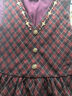 兩三事 朗姆山茶 2026冬季新款復古星星刺繡格子背心裙連衣裙 紅格色 S 曬單實(shí)拍圖