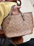 蔻馳（COACH）【禮物】女士經(jīng)典標志TAXI 21號托特包單肩斜挎包通勤女包高級感 B4/棕黃色 貂棕色 曬單實(shí)拍圖