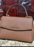 MICHAEL KORS 邁克高仕 【新年禮物】 MK Ava 超小號皮質(zhì)翻蓋迷你手提包斜挎包 牛皮棕 230 迷你 曬單實(shí)拍圖