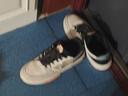特步男鞋經(jīng)典板鞋子男運動(dòng)鞋男款春夏季皮面輕質(zhì)休閑鞋旅游潮鞋滑板鞋 帆白/淺麻灰/黑 42 (265mm) 曬單實(shí)拍圖