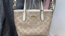 蔻馳（COACH）【品牌直供】女士小號手提單肩斜挎包托特包拿鐵色CW032新年禮物 曬單實(shí)拍圖