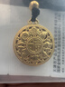 中國珠寶八寶羅盤(pán)黃金項鏈男女款足金男士吊墜新年情人節禮物送男朋友老婆 足金八寶羅盤(pán)吊墜金重約1.1g，贈黑繩+品牌禮盒 曬單實(shí)拍圖