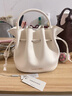 CHARLES&KEITH26春季新品抽繩簡(jiǎn)約手提水桶包斜挎包CK2-10271696 Cream奶白色 曬單實(shí)拍圖