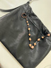 裘真植鞣羊皮云舒流浪包大容量垃圾袋通勤包休閑單肩斜挎hobo包女 咖啡色珠串套裝 曬單實(shí)拍圖