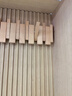 喻品實(shí)木衣帽架鋼琴鍵壁掛置物架墻壁掛衣架墻上掛衣鉤8鉤原木色MJ133 曬單實(shí)拍圖